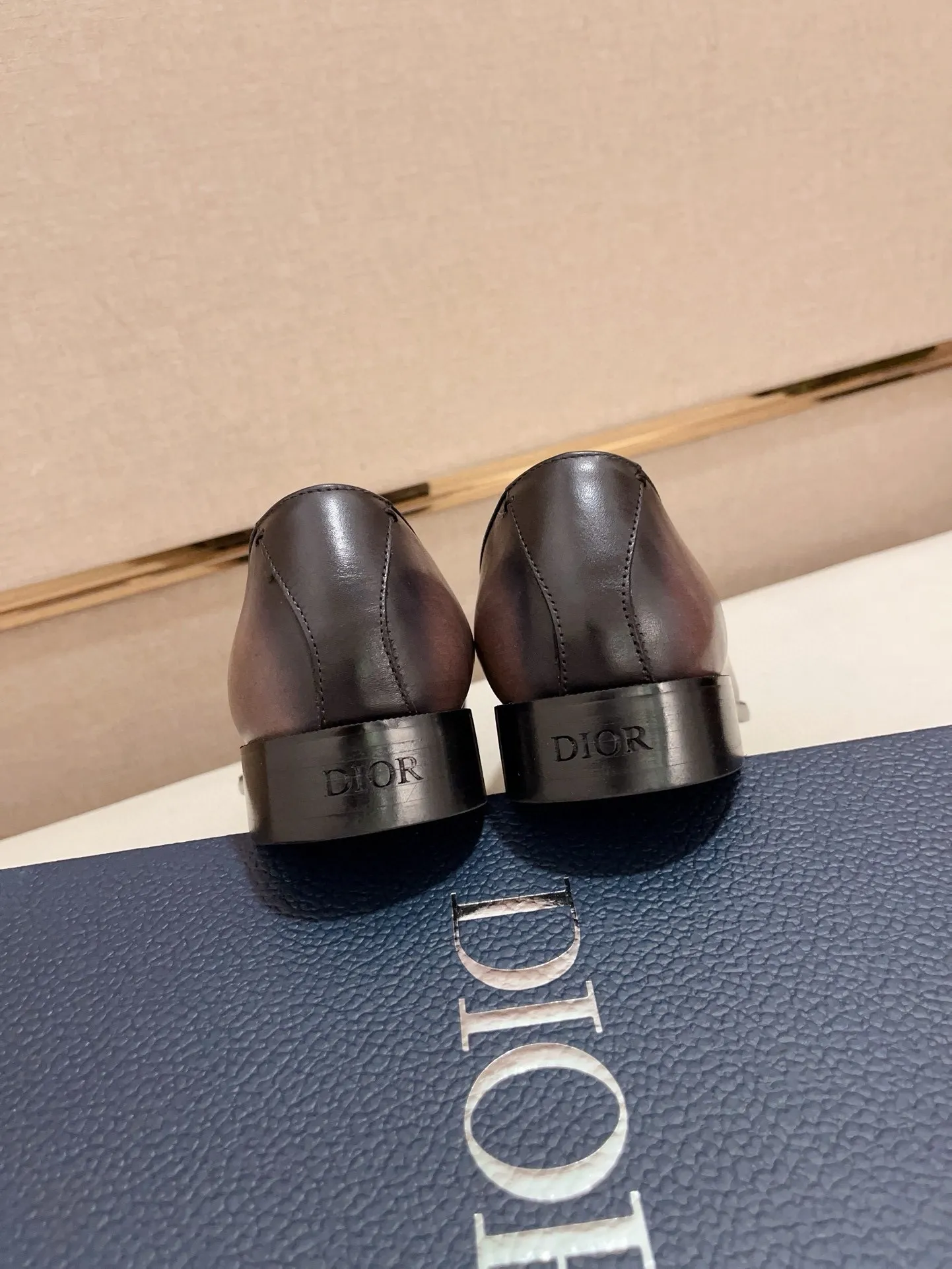 Men's shoes 💰: 540💰 High-end version of Dior Dior's new series. Famous actors and Internet celebrities wear super popular designs. The sculptures of French artist Niki de Saint Phalle are designed as rings. Material: Fabric: Imported original material. Foot: cowhide. Outsole: Rubber outsole. Men's shoe size: 38~44. Can be customized to size 45.